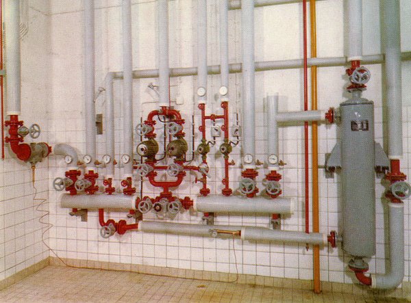 Regelanlage der Faulraum- und Gebäudeheizung, rechts Kühlwasserwärmetauscher der Gasmischanlage, Firma Oswald Schulze